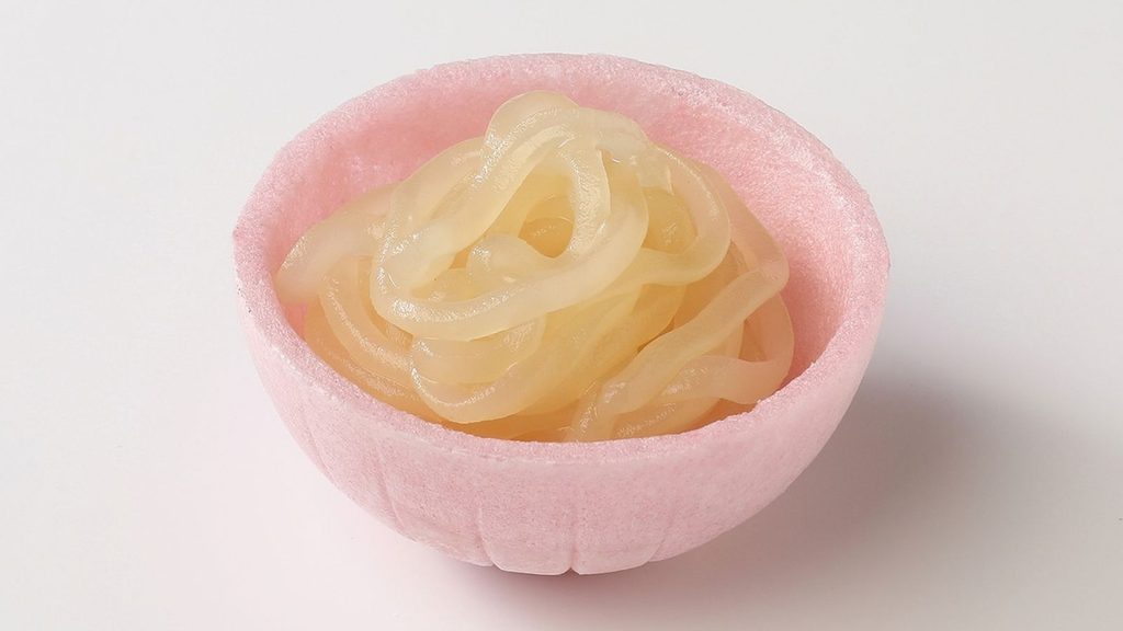 讃岐うどん最中の白あんをうどんのように盛り付けた様子