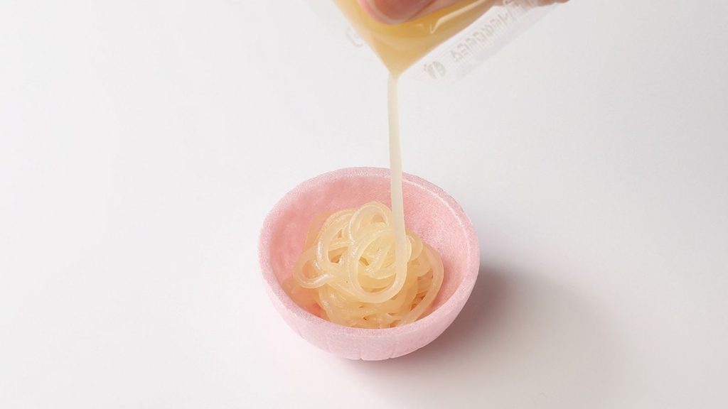 讃岐うどん最中に白あんを絞る様子
